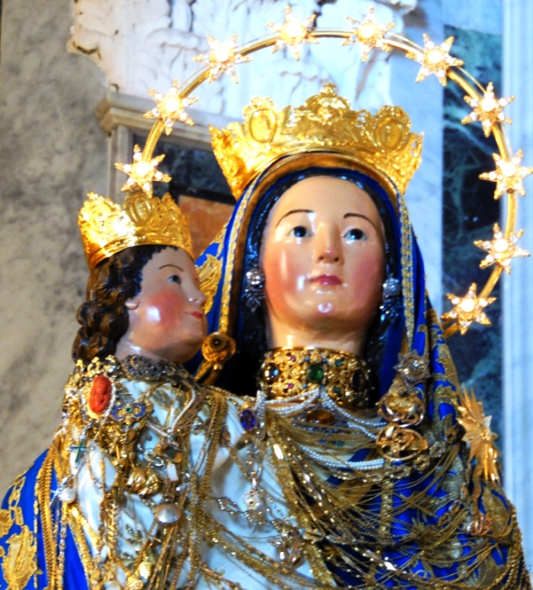 LA MADONNA DI COSTANTINOPOLI DEL BORGO LA REGINA DELLE IMMACOLATE DELL’ISOLA OGGI ISCHIA PONTE IN FESTA MA ANCHE ARRABBIATA PER IL BRUTTO ADDOBBO…NATALIZIO————————————————————–(clicca sulle foto, le vedrai in primo piano e più grandi(