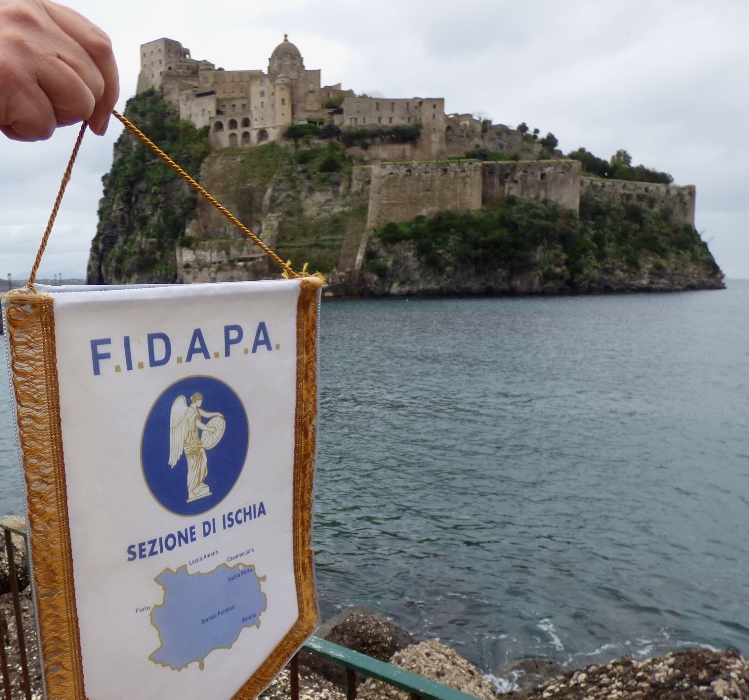 INAUGURATA LA PANCHINA ROSSA DALL’AMMINISTRAZIONE COMUNALE DI ISCHIA SUL BELVEDERE DEL PIAZZALE DELLE ALGHE  A ISCHIA PONTE DI FRONTE AL CASTELLO ARAGONESE REALIZZATA SU PROPOSTA DELLA SEZIONE FIDAPA DI ISCHIA PRESIEDUTA DALLA DOLTT.SSA CINZIA STOPPIELLO ALLA PRESENZA DEL SINDACO ENZO FERRANDINO, DEL VICE SINDACO LUIGI DI VAIA, DELL’ EX PRESIDENTE FIDAPA CATERINA MAZZELLA, DEL CONSIGLIERE COMUNALE CARMEN CRISCUOLO E DELL’ASSESSORE CIRO FERRANDINO – PRESENTI ANCHE GLI STUDENTI DEL LICEO CLASSICO DI ISCHIA———————————————————–(clicca sulle foto, le vedrai in primo piano e più grandi)