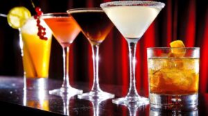 QUANDO IL ROSOLIO L’ANTICO LIQUORE “FAI DA TE” ERA USATO CON L’ACQUA FRIZZANTE  NEI BRINDISI DI AUGURIO IN FAMIGLIA PER FESTEGGIARE IL NATALE E SALUTARE IL NUOVO ANNO————————————————(clicca sulle foto, le vedrai in primo piano e più grandi)