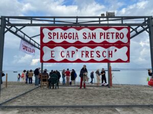 LA MATTINA DEL PRIMO DELL’ANNO 2024 SULLE SPIAGGIE DI SAN PIETRO A PORTO D’ISCHIA E DELLA MANDRA-PUNTA MOLINO A ISCHIA PONTE HA AVUTO LUOGO IL TRADIZIONALE TUFFO DI CAPODSNNO DI GRUPPO  IN MARE  CHE HA VISTO LA PARTECIPAZIONE DIRETTA OLTRE CHE DI ISOLANI ANCHE DI TURISTI PRESENTI A ISCHIA – LE DUE MANIFESTAZIONE DI SAN PIEWTRO E DELLA MANDRA SONO STATE SEGUITE DA UNA GRAN MASSA DI PERSONE CHE INSIEME AI TEMERARI  DEL  FREDDO MARE  ISCHITANO HNNO SALUTATO ALLA LORO RITUALE MANIERA L’ANNO NUOVO 2024 CHE E’ INIZIATO, E CHE PROSEGUIRA’ SPERIAMO BENE—————————————————-(clicca sulle foto, le vedrai in primo piano e più grandi)