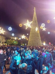 AD OLTRE UN MESE DALL’ARRIVO IL NATALE IN ANTICIPO SULL’ISOLA, OVVERO IL FASCINO E LA BELLEZZA DELL’ATTESA CON LUNINARIE GIA’ ACCESE E RICCHI PROGRAMMI IN CORSO—————————————————————-(clica sulle foto, le vedrai in primo piano e èiù grandi)