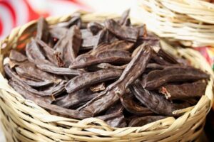 TORNANO LE   CARRUBE, OVVERO  LE VECCHIE “SCIUSCELLE”  DELLA NOSTRA INFANZIA MAI DIMENTICATE  E ANCORA CONSUMATE  L’ ANTICO SEME  PORTATO SULL’ ISOLA DA  INVASORI  ARABI E GRECI ———————————————————(clicca sulle foto, le vedrai in primo piano e più grandi)