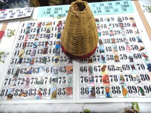 TOMBOLATA IN FAMIGLIA E NELLE PARROCCHIE  ANCHE DOPO LE FESTE NATALIZIE  GIA’ PASSATE PER ONORARE UN GIOCO DI SOCIETA’ CHE  PIACE  E DIVERTE ADULI E BAMBINI———————————————————-(clica sulle foto, le vedrai in pri,o piano e più grandi)